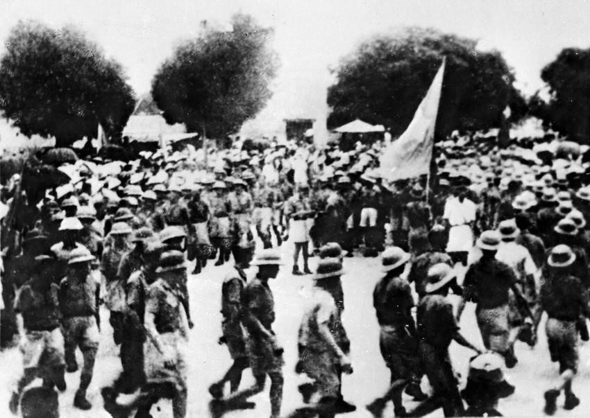 The Revolution triumphed in just two weeks, thanks to the Party’s accurate assessment and seizing of the ripe moment for a general uprising. In photo: On August 14, 1945, Ba To guerrillas march towards Quang Ngai town to join the people in seizing power. (Photo: VNA archive)
