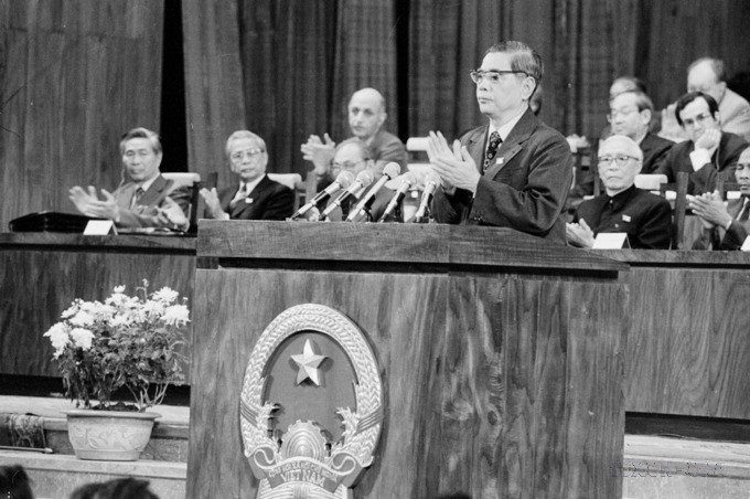 At the sixth National Party Congress, in his speech after being elected General Secretary, Comrade Nguyen Van Linh emphasises that this Congress marks a significant transition in the process of inheriting and renewing the Party’s leadership. (Photo: VNA)
