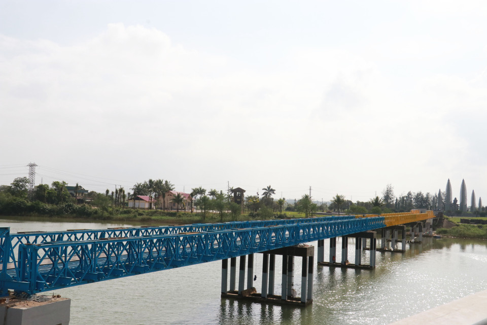 The bridge’s railing and steel frame are painted blue and yellow. Measuring 184 metres in length and an average width of eight metres, the bridge has been restored to its original state. (Photo: VNA)