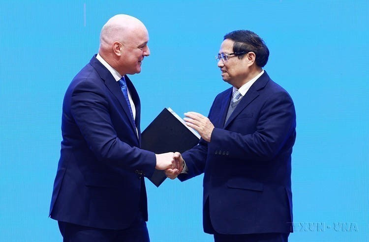 · Prime Minister Pham Minh Chinh and Prime Minister Christopher Luxon announce the upgrade of Vietnam–New Zealand relations to a Comprehensive Strategic Partnership (Hanoi, February 26, 2025). (Photo: Duong Giang – VNA)