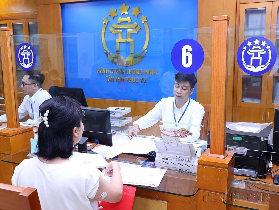 The revolution to streamline the organisational apparatus is a historic decision, implemented synchronously across the political system with high political resolve. In the photo: Citizens handling administrative procedures at the Hanoi Public Administration Service Centre. (Photo: VNA)
