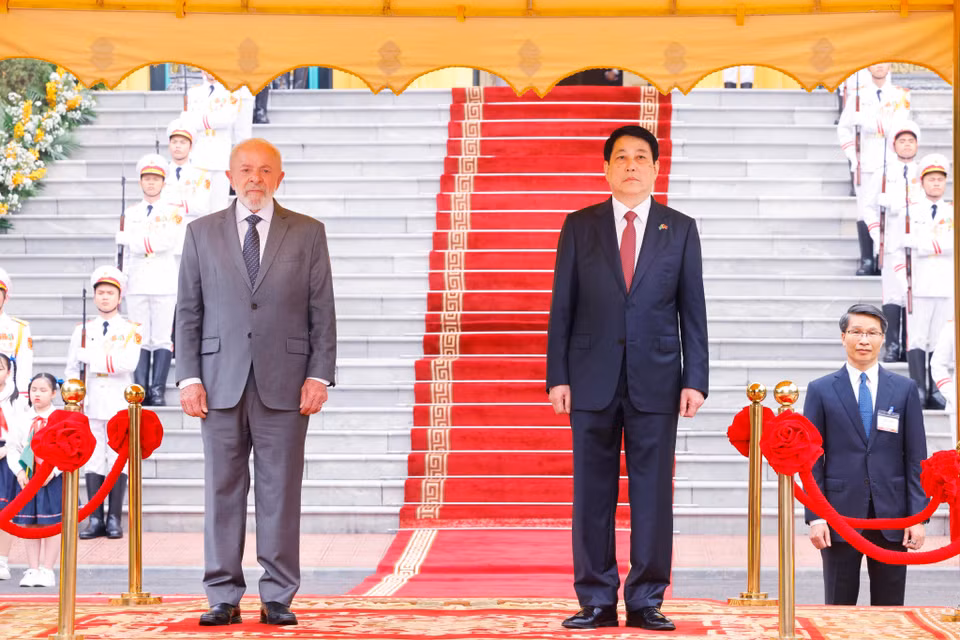 President Luong Cuong and President Luiz Inácio Lula da Silva at the welcome ceremony (Photo: VNA)