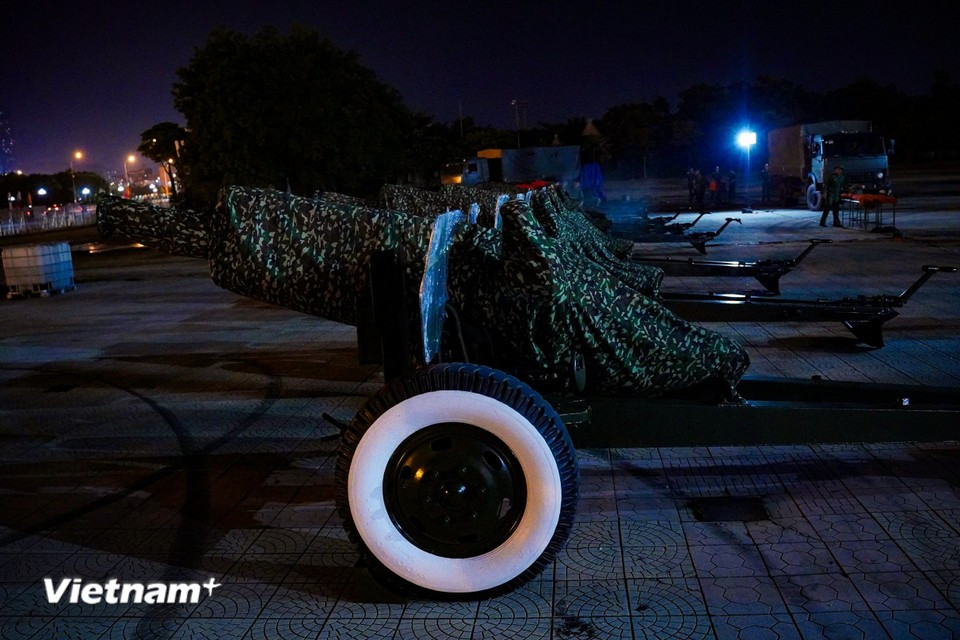 Upon arrival at the assembly area, the brigade immediately conducts maintenance and technical checks on the artillery following transport. (Photo: Vietnam+)