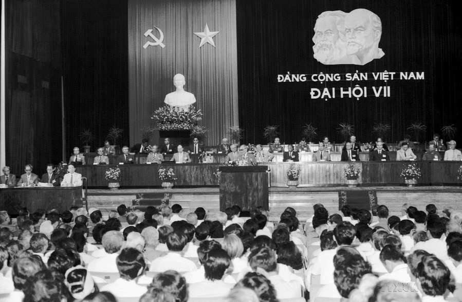 The seventh National Party Congress (June 1991) affirms the continuation of synchronous and thorough renewal across all fields with appropriate steps and methods while maintaining a socialist orientation. Party resolutions from the eighth Congress to the present continue to affirm the consistency and persistence in implementing the country's renewal and international integration policy. (Photo: VNA)
