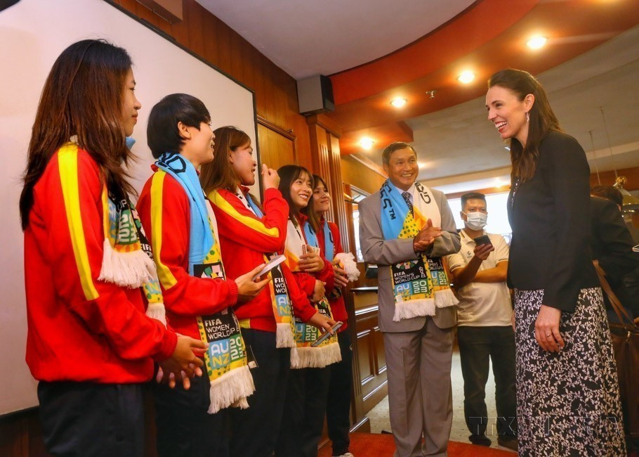 · New Zealand Prime Minister Jacinda Ardern meets with Vietnam’s national women’s football team during her official visit to Vietnam (Hanoi, November 15, 2022). (Photo: Tuan Duc – VNA)
