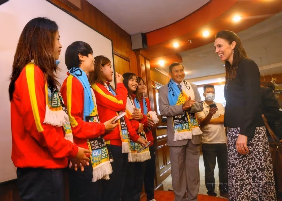 · New Zealand Prime Minister Jacinda Ardern meets with Vietnam’s national women’s football team during her official visit to Vietnam (Hanoi, November 15, 2022). (Photo: Tuan Duc – VNA)
