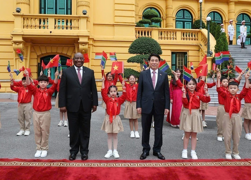 State President Luong Cuong and South African President Matamela Cyril Ramaphosa with children of Hanoi. Photo: VNA