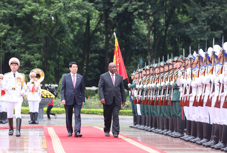 State President Luong Cuong and South African President Matamela Cyril Ramaphosa review the Guard of Honour of the Vietnam People’s Army. Photo: VNA