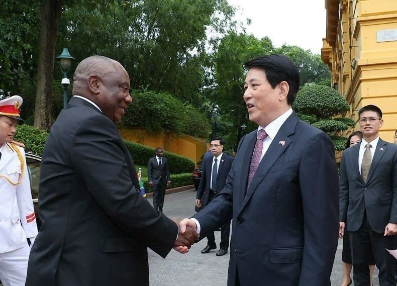 State President Luong Cuong welcomes South African President Matamela Cyril Ramaphosa. Photo: VNA