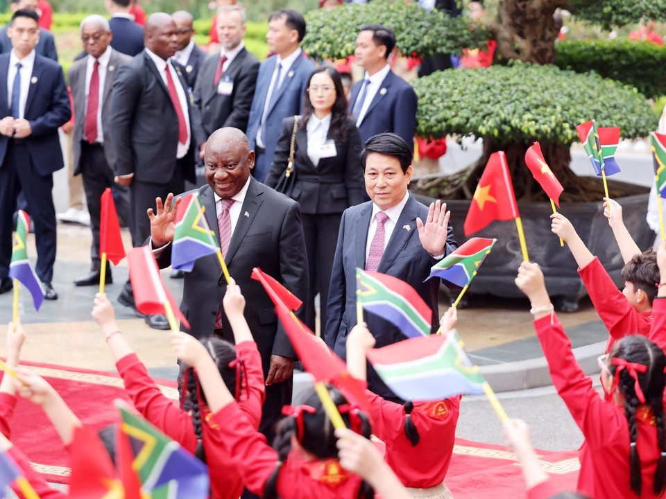 State President Luong Cuong welcomes South African President Matamela Cyril Ramaphosa. Photo: VNA