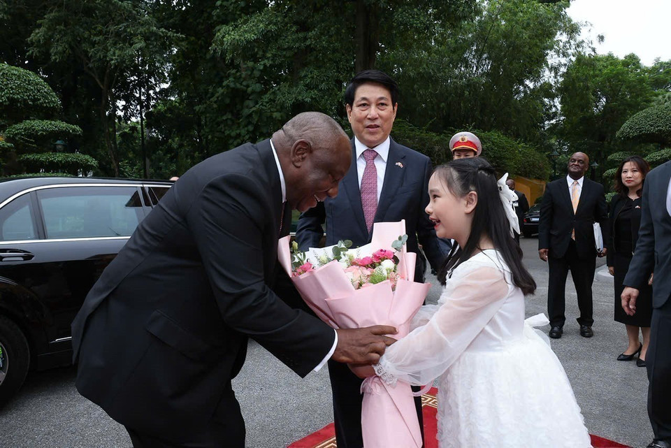 A Hanoi girl, representing the city’s children, presents flowers to welcome South African President Matamela Cyril Ramaphosa. Photo: VNA