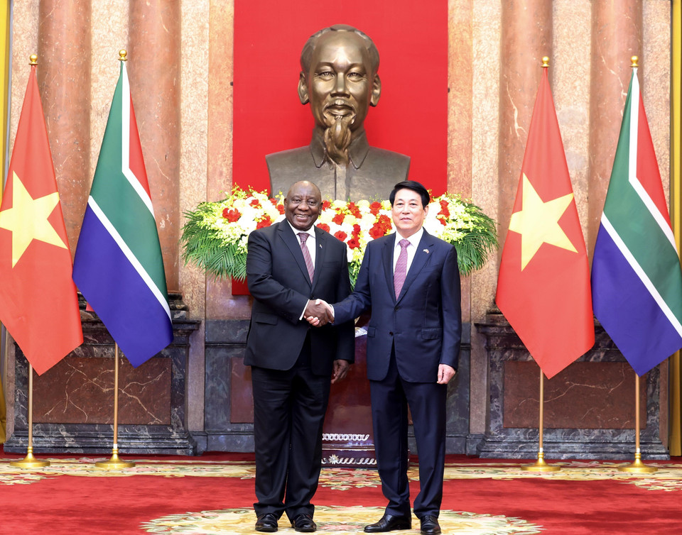 State President Luong Cuong and South African President Matamela Cyril Ramaphosa pose for a group photograph. Photo: VNA