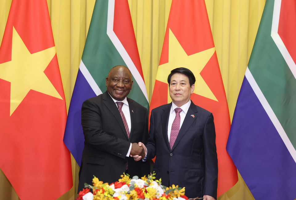 State President Luong Cuong and South African State President Matamela Cyril Ramaphosa hold a restricted meeting. (Photo: VNA)
