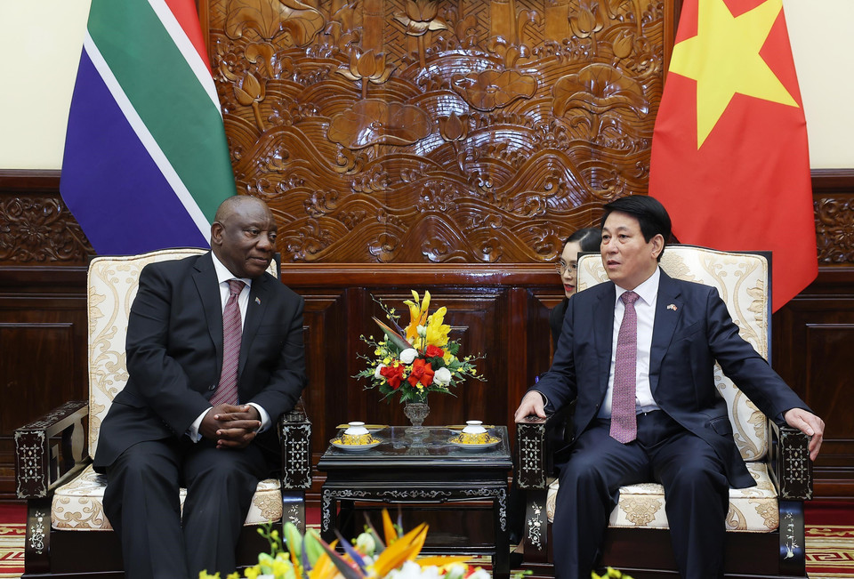 State President Luong Cuong and South African State President Matamela Cyril Ramaphosa hold a restricted meeting. (Photo: VNA)