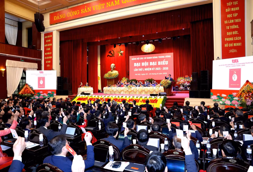 Delegates vote to approve the Credentials Committee’s report at the congress. (Photo: VNA)