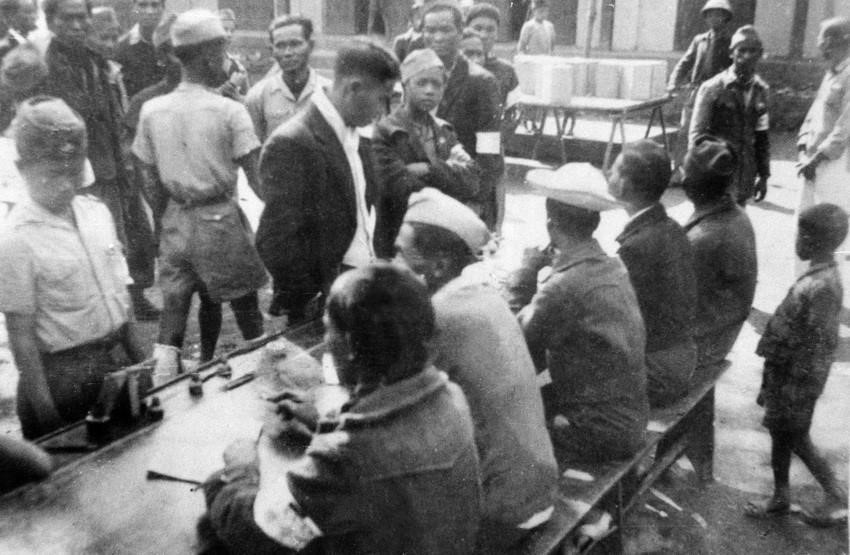 Just five months after independence, responding to President Ho Chi Minh’s call, all Vietnamese citizens aged 18 and above – regardless of gender, wealth, ethnicity or religion – took part in the first democratic general election to choose the National Assembly. In photo: A polling station during the January 6, 1946 General Election. (Photo: VNA archive)