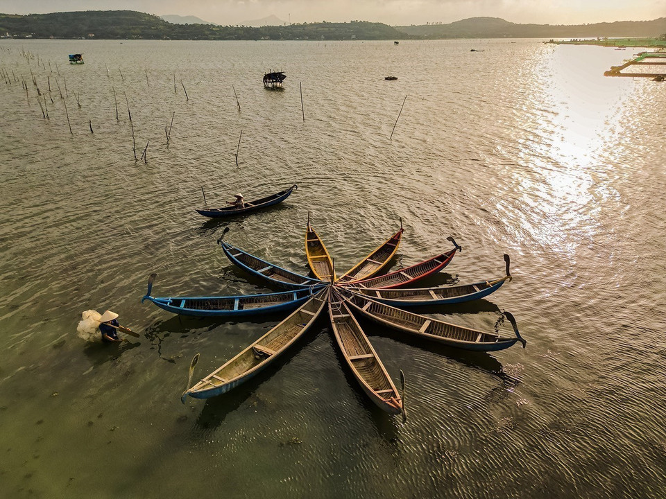 With its combination of mountains and rivers, O Loan lagoon becomes a truly poetic landscape each afternoon. (Photo: VNA)
