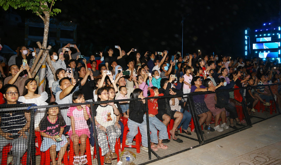 Thousands of Dong Nai residents enthusiastically watch the multi-layered light flyboard performances on the Dong Nai River. (Photo: VNA)