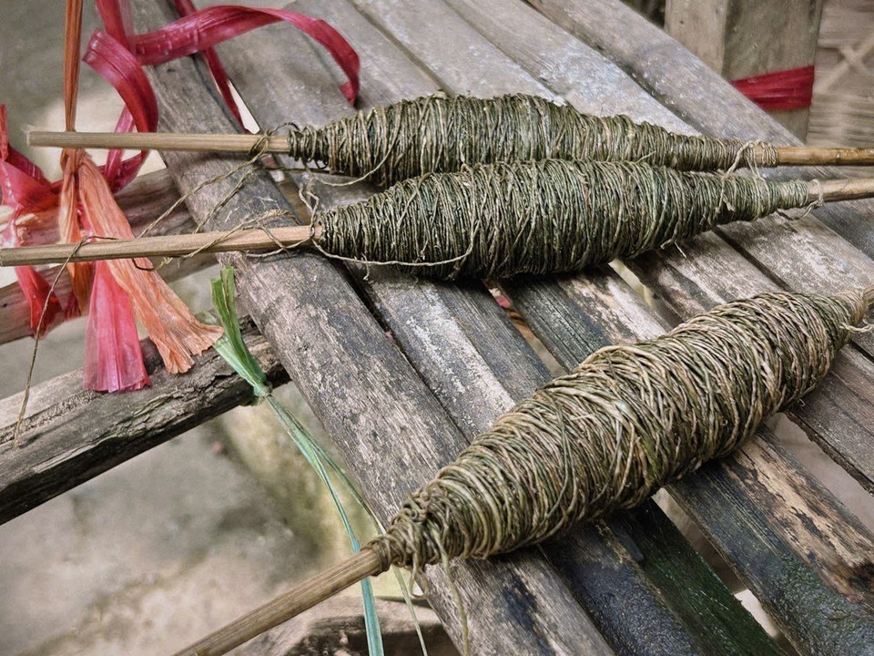 Hemp threads are wound into rolls in preparation for weaving. (Photo: VNA)