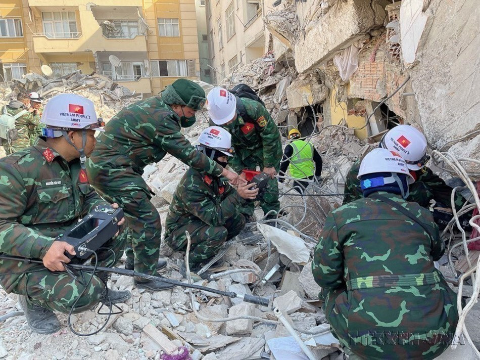 Vietnam is an active, reliable, and responsible member of the international community. In the photo: Vietnam People's Army forces participate in search and rescue support following the earthquake in Turkey (2023). (Photo: VNA)