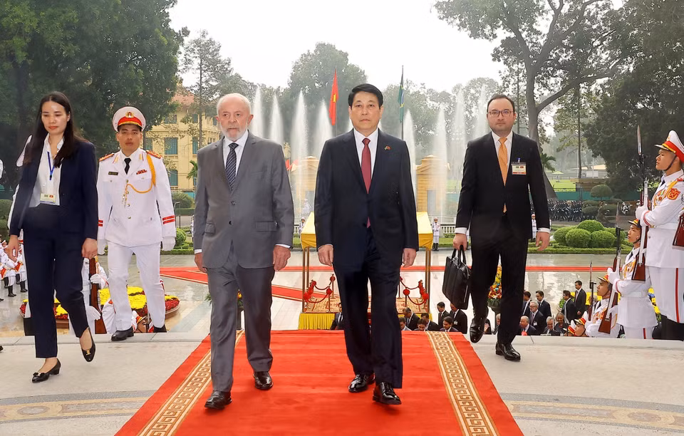 President Luong Cuong and President Luiz Inácio Lula da Silva at the welcome ceremony (Photo: VNA)
