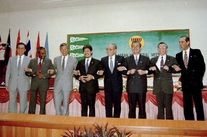 Vietnam’s foreign relations have expanded and deepened steadily, with the country strengthening ties with numerous countries, territories, and international organisations. In the photo: The ceremony admitting Vietnam as the seventh official member of ASEAN, held on July 28, 1995, in Brunei. (Photo: VNA)
