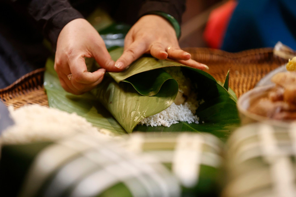 Skilled hands carefully wrap "banh chung", preparing for the traditional Tet celebration. (Photo: VNA)