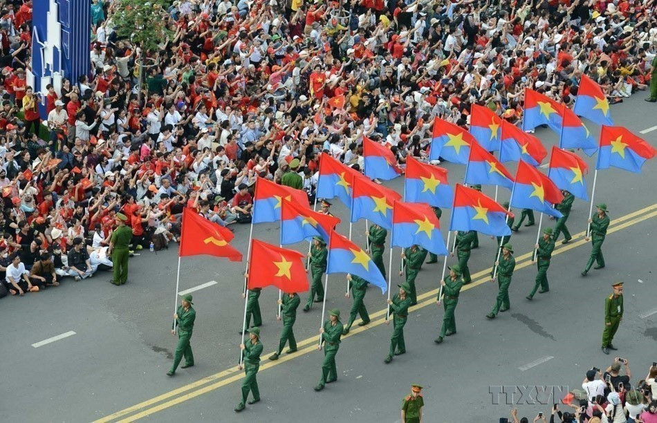 Officers representing the five military branches march through the streets of Ho Chi Minh City during the 50th anniversary of the Liberation of the South and National Reunification (April 30, 1975 – 2025). (Photo: VNA)