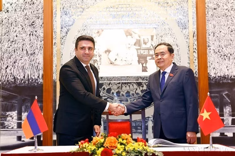 National Assembly Chairman Tran Thanh Man hosts a welcome ceremony for Armenian National Assembly Chairman Alen Simonyan in Hanoi (November 19, 2024). (Photo: VNA)