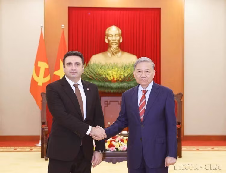 On the afternoon of November 19, 2024, at the Party Central Committee headquarters, Party General Secretary To Lam meets with Armenian National Assembly Chairman Alen Simonyan during his official visit to Vietnam. (Photo: VNA)