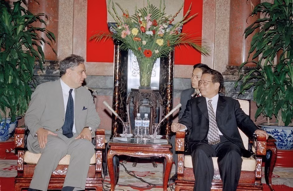 President Tran Duc Luong receives Armenian Foreign Minister V.O. Skanian in Hanoi (August 8, 2002). (Photo: VNA)