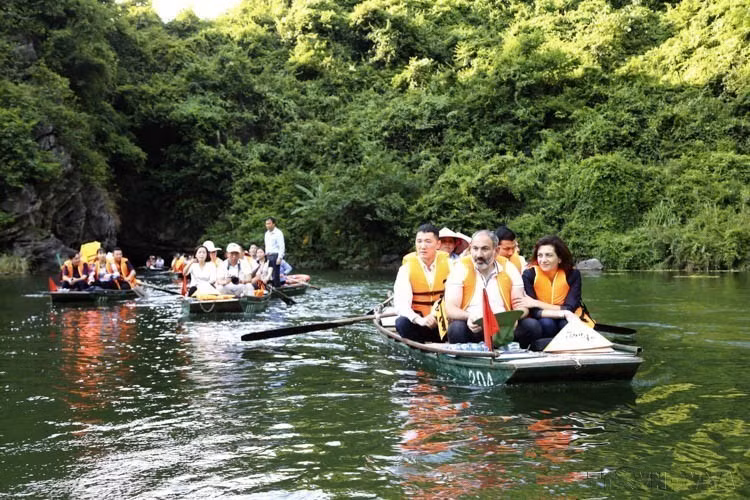 Armenian Prime Minister Nikol Pashinyan and Spouse visit Trang An Ecotourism Complex in Ninh Binh province (July 6, 2019). (Photo: VNA)