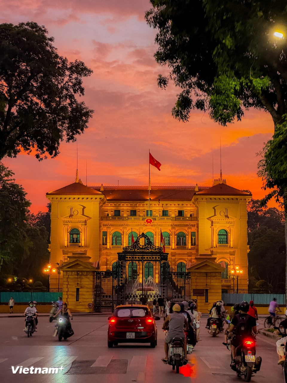 That gold deepens into a violet hue spreading across the sky, mingling with drifting clouds; it is a moment so profound that even those in a rush must stop to capture a quick photograph. (Photo: Vietnam+)