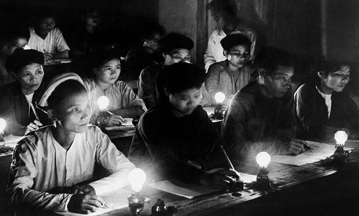 A literacy class in Hanoi in the early days of independence. The “Binh dan hoc vu” campaign to eradicate illiteracy was launched on September 8, 1945 to tackle “the enemy of ignorance” – one of the most urgent issues facing the young nation. (Photo: VNA)