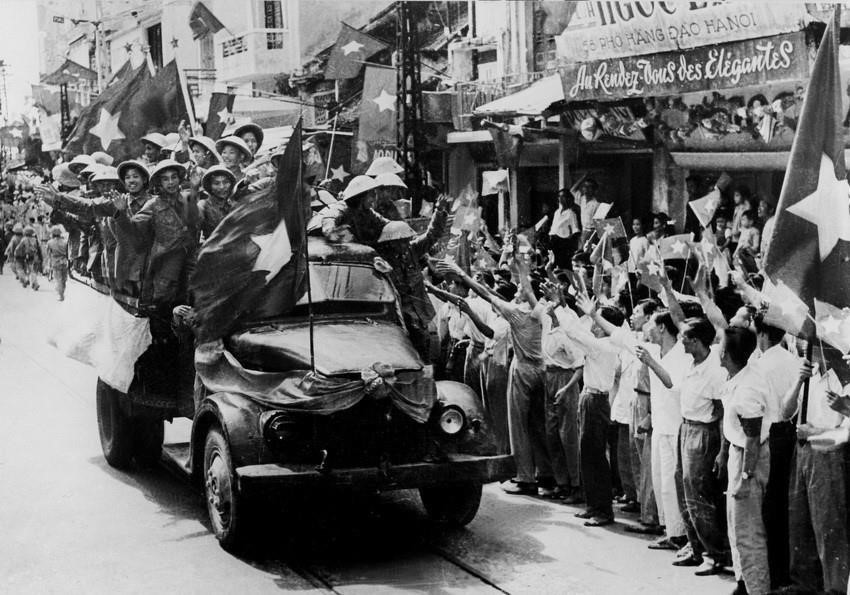 On the morning of October 10, 1954, the victorious army marches through Hanoi’s five city gates to liberate the capital, concluding nine years of arduous resistance against the French colonialists. (Photo: VNA archive)