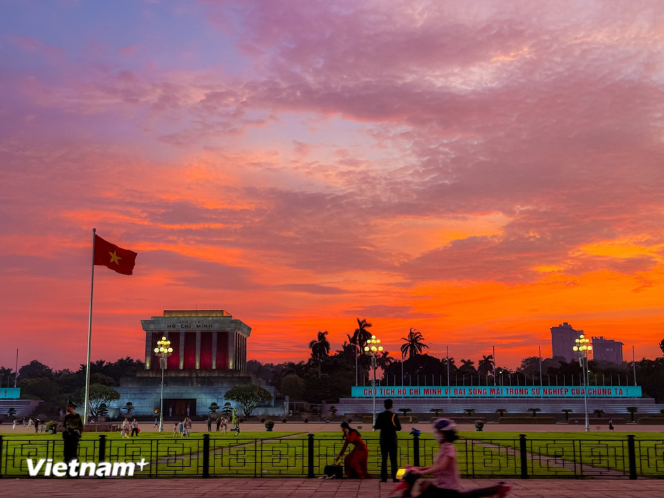 Between late Autumn and early Winter, as the sun dips lower, a golden glow stretches across rooftops and tree canopies, coating the entire city in a layer of warm honey. (Photo: Vietnam+)