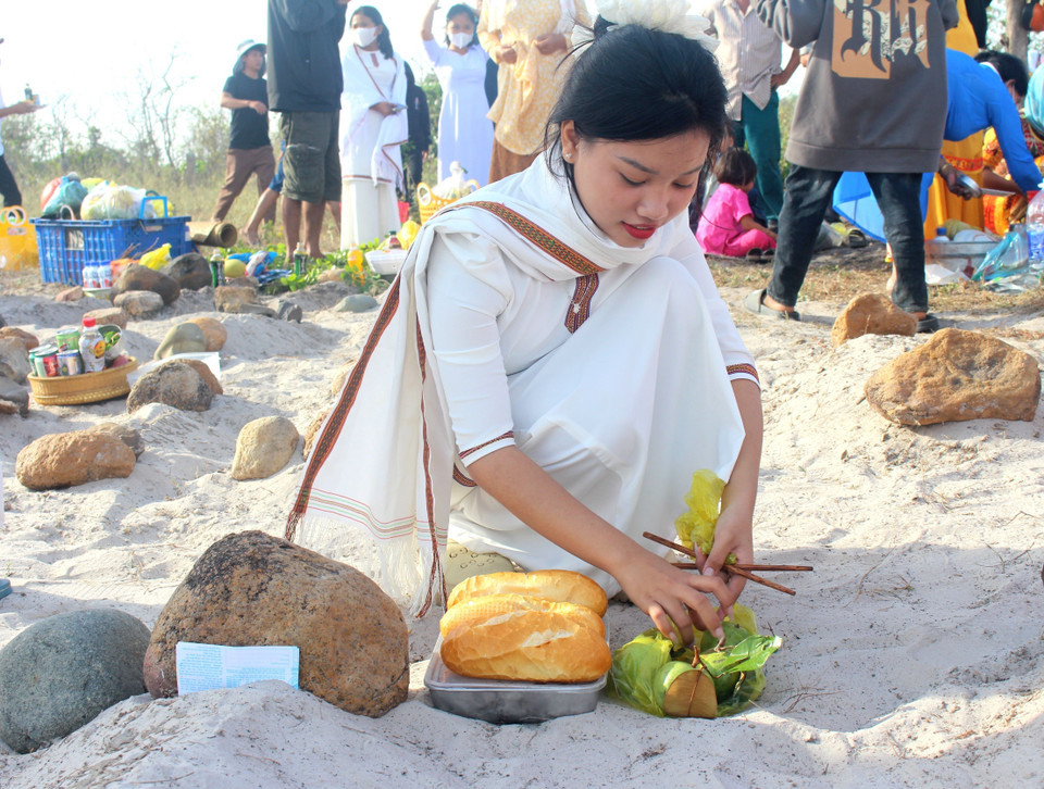 A Cham young woman prepares offerings to honour her ancestors. (Photo: VNA)