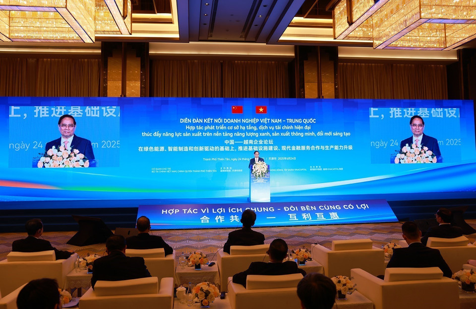 Prime Minister Pham Minh Chinh delivers a speech at the Vietnam – China Business Connectivity Forum. (Photo: Duong Giang – VNA)