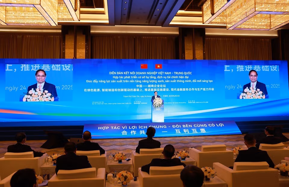 Prime Minister Pham Minh Chinh delivers a speech at the Vietnam – China Business Connectivity Forum. (Photo: Duong Giang – VNA)