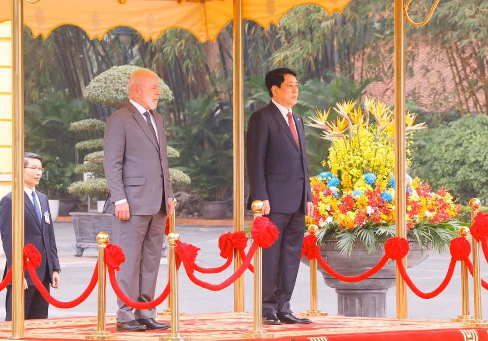 President Luong Cuong and President Luiz Inácio Lula da Silva at the welcome ceremony (Photo: VNA)