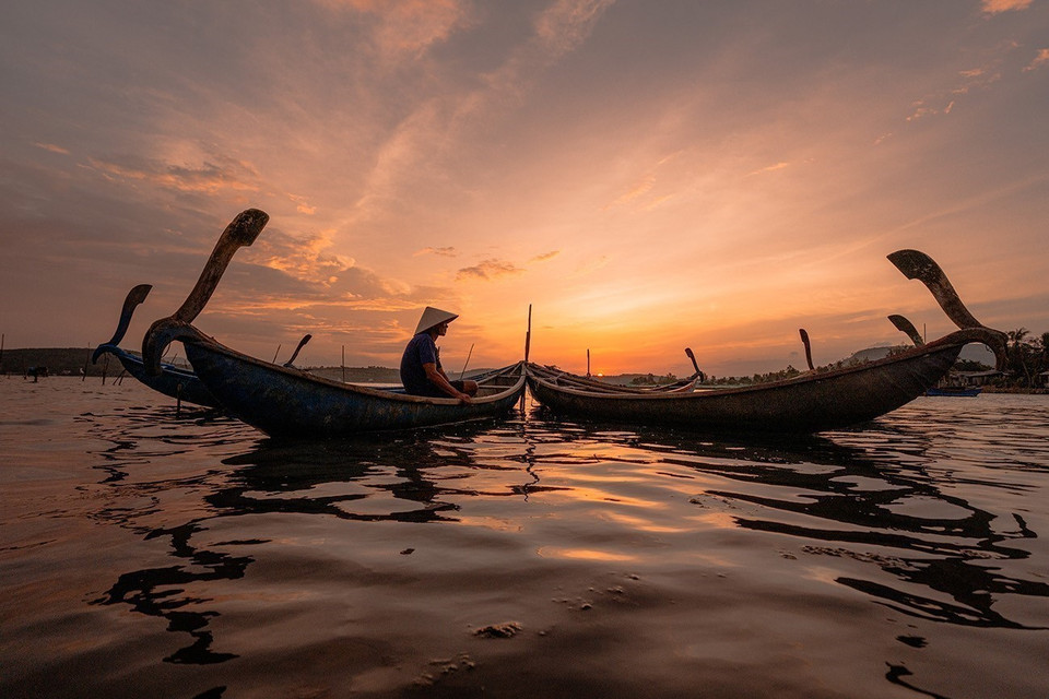 Nature creates a breathtaking scene over O Loan lagoon. (Photo: VNA)