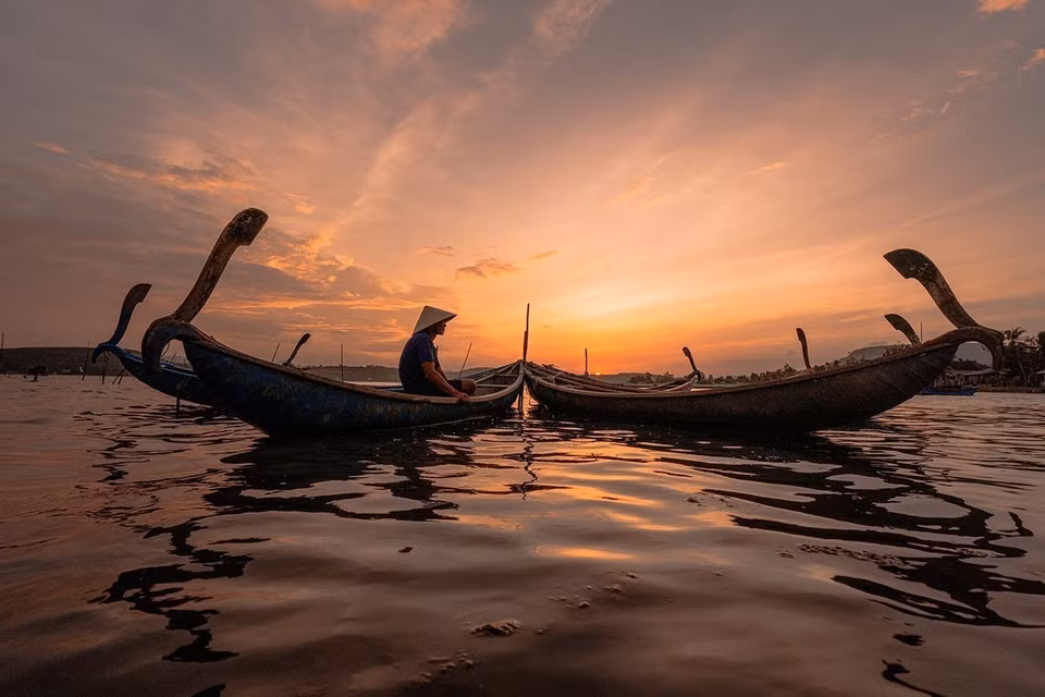 Nature creates a breathtaking scene over O Loan lagoon. (Photo: VNA)