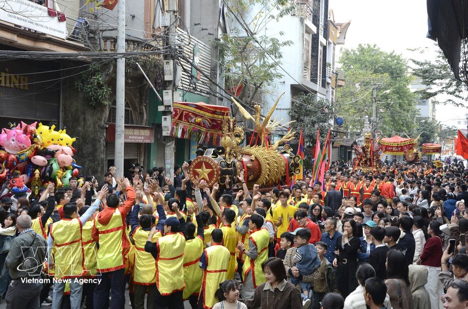 Procession of the firecracker along the village pathways. (Photo: VNA)