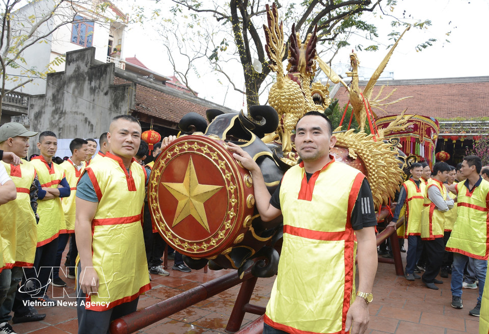 Young villagers prepare for giant firecracker procession. (Photo: VNA)