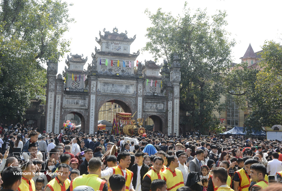 Dong Ky giant firecracker procession festival attracts a vast crowd of participants. (Photo: VNA)