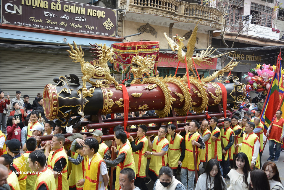 Dong Ky giant firecracker procession festival attracts a vast crowd of participants. (Photo: VNA)