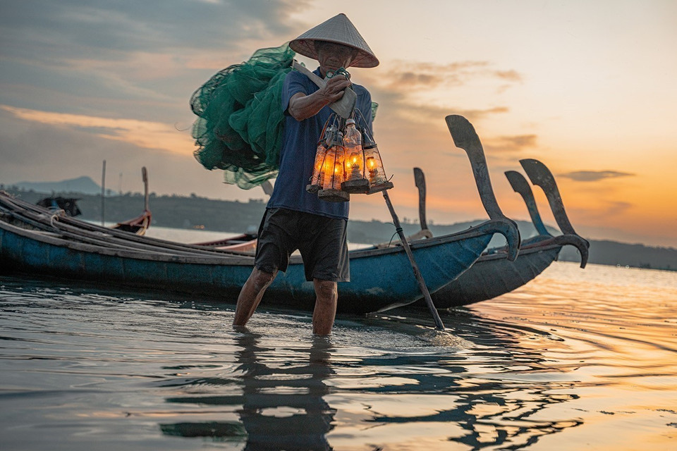 O Loan lagoon holds not only natural value but also plays a vital role in the lives of local residents. It provides abundant seafood for the region, contributing significantly to the local economy and daily life. (Photo: VNA)
