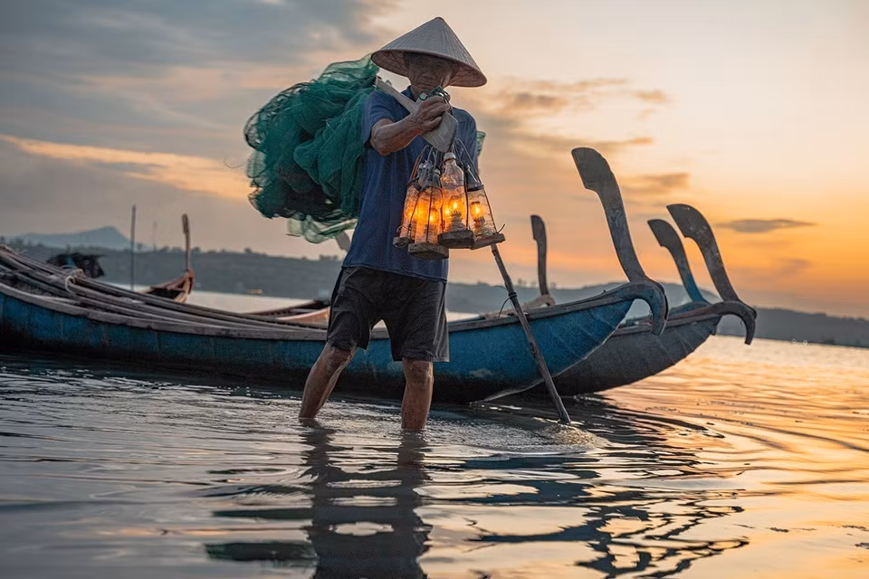 O Loan lagoon holds not only natural value but also plays a vital role in the lives of local residents. It provides abundant seafood for the region, contributing significantly to the local economy and daily life. (Photo: VNA)
