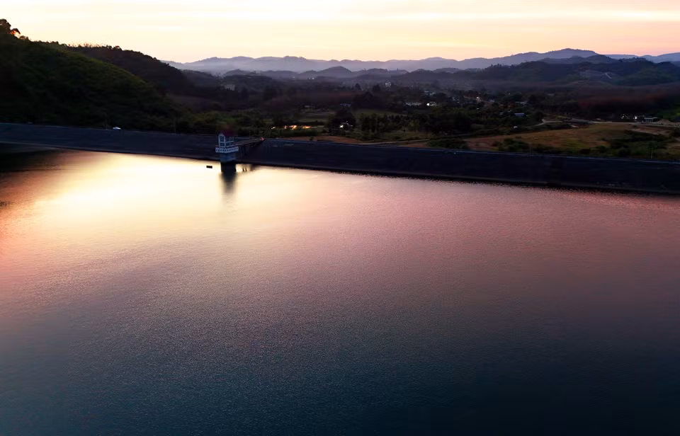 The sun sets over Da Teh Lake, casting a serene glow across the water. (Photo: VNA)