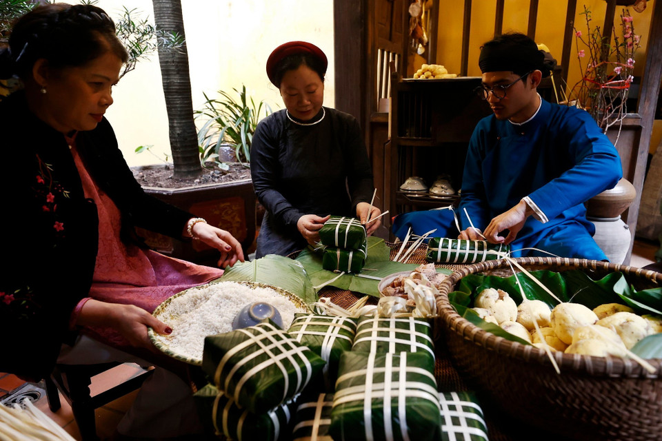 Banh chung, square-shaped cakes, and banh tet, cylindrical cakes, are deeply rooted in the traditional Tet identity of the Vietnamese people. (Photo: VNA)